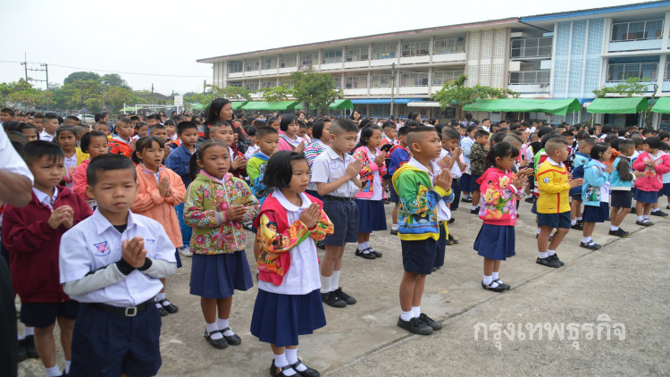 โคราชอากาศเย็นต่อเนื่องเด็กใส่เสื้อกันหนาวมาเรียน 