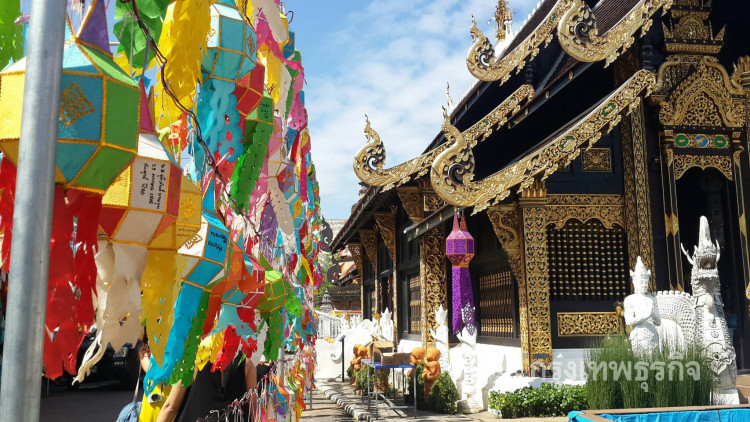 เชียงใหม่นำโคมหลากสีตกแต่งเมืองรับประเพณียี่เป็ง