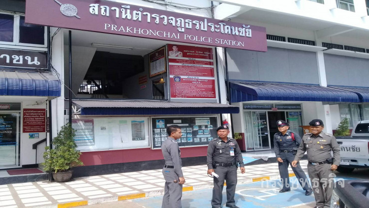 ระทึก! หญิงเครียดปีนระเบียงโรงพัก หวังกระโดดฆ่าตัวตาย