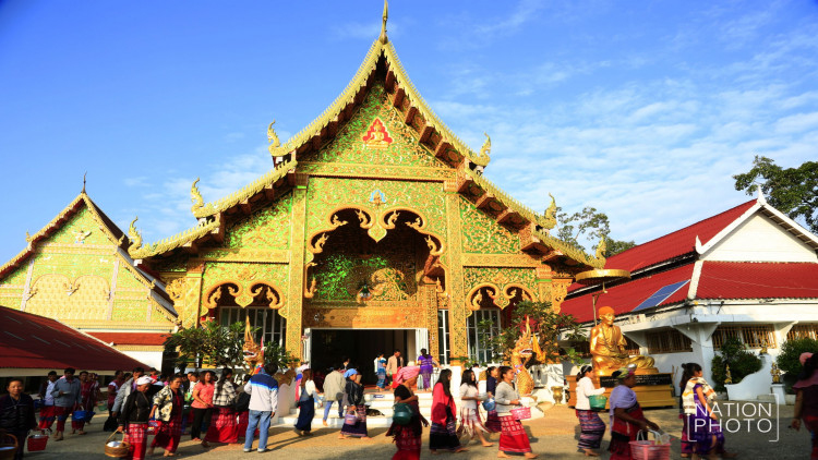 ตักบาตรผัก ที่ 'ชุมชนวัดพระบาตรห้วยต้ม' จ.ลำพูน