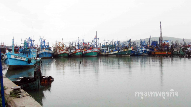เรือประมงสงขลาเทียบท่า หลบคลื่นลมในอ่าวไทยกำลังแรง