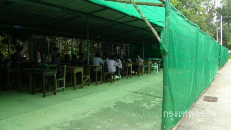 ห้องเรียนกางมุ้งชั่วคราว! หลังน้ำท่วมอาคารชำรุด