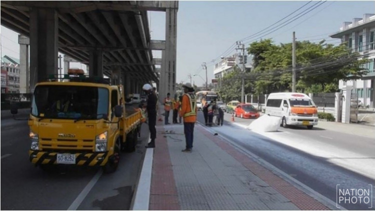 โชเฟอร์ทิ้งรถหนี! หลังแป้งมัน 1 ตันหล่นเกลื่อนถนน  