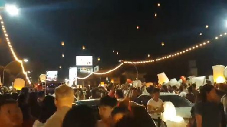 ยี่เป็งเชียงใหม่ นักเที่ยวแห่ปล่อยโคมลอยนับหมื่นลูก