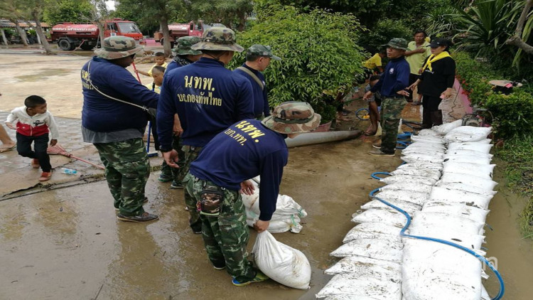 นักเรียนรร.วัดน้ำพุ เฮ จิตอาสา-ทหารฟื้นฟูโรงเรียน