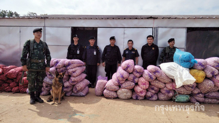 จับกุมกระเทียม-หัวหอม ด่านบ้านเขาดิน กว่า 142 กระสอบ
