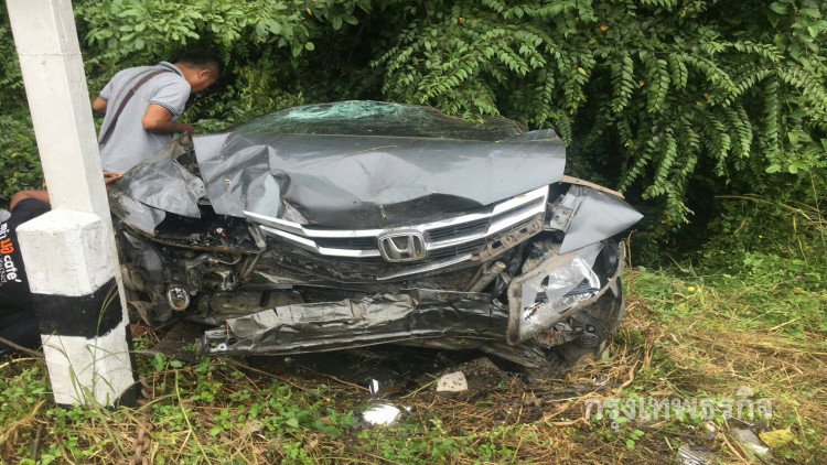 หนุ่มขับเก๋งกลับบ้าน ถูกกระบะเบียดแหกโค้ง เจ็บ 3