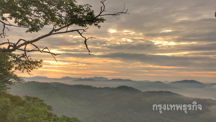 นทท.ชมทะเลหมอกสัมผัสหนาวบนยอดภูบ่อบิด 