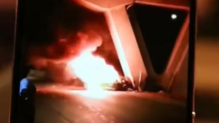 สลด! แท็กซี่ชนตอม่อทางด่วน ไฟคลอกดับพร้อมผู้โดยสารสาว