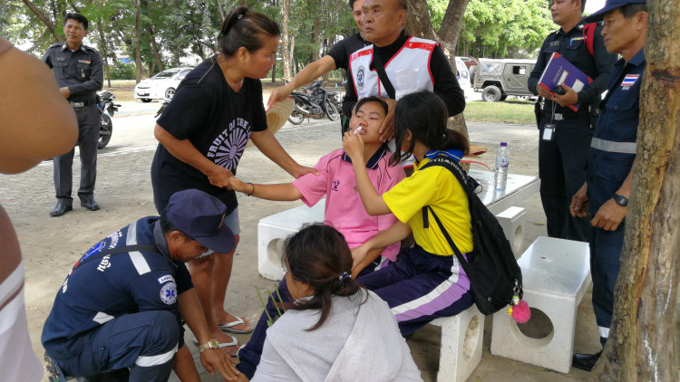 นร.หญิงครึ่งร้อยอุปทานหมู่กรีดร้อง-เป็นลม