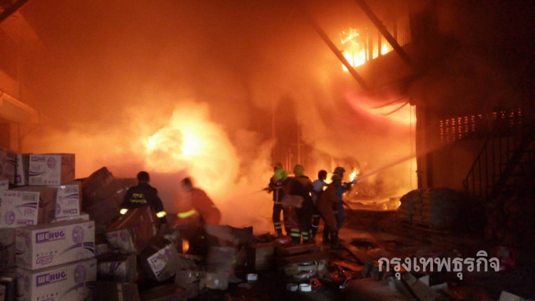 เผาวอดโกดังเก็บพัดลม ย่านประชาอุทิศ คาดไฟฟ้าลัดวงจร