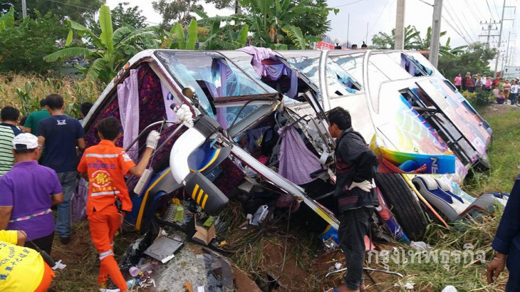 สยองโคราช! รถบัสนร. ชนประสานกระบะ ดับ3 เจ็บ40