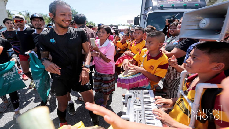 พัก 1 วัน 'ตูน' ร่างกายฟื้น วิ่งเข้าเมืองสุราษฎร์ฯ