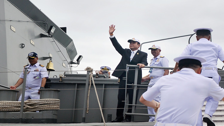 'ประยุทธ์' ขึ้นเรือหลวงถลาง สวนสนามครบ50ปีอาเซียน