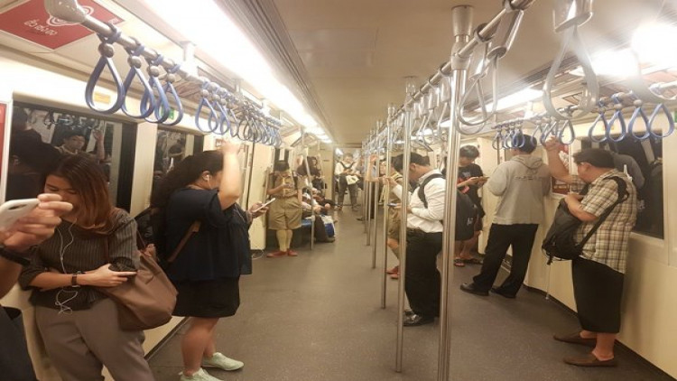 รถไฟฟ้าMRT ถอดเก้าอี้ผู้โดยสาร เพิ่มพื้นที่ยืน