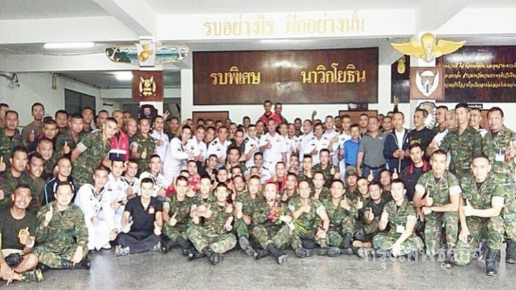 อดีตนร.นาวิกโยธิน ตบเท้าให้กำลังใจครูฝึก