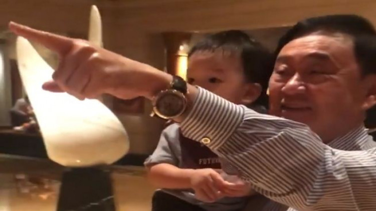 คลิป 'ทักษิณ' ล่าสุด! อุ้มหลานดูนาฬิกา
