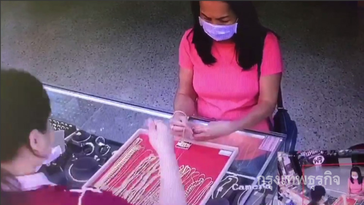 สาวแสบ! อำพรางใบหน้า ฉกทองในห้างดัง  