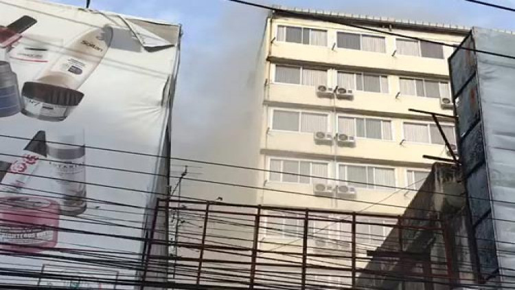 ระทึก! ไหม้ตึก 9 ชั้นย่านทองหล่อ-คุมเพลิงได้แล้ว