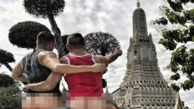 วิจารณ์ยับ!! 'เก้งกวางฝรั่ง' ถ่ายรูปโชว์ก้นกลางวัดอรุณฯ 