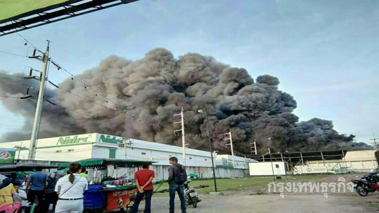 ไฟไหม้โรงงานโออิชิ ในนิคมฯนวนคร ยังไม่ทราบสาเหตุ 