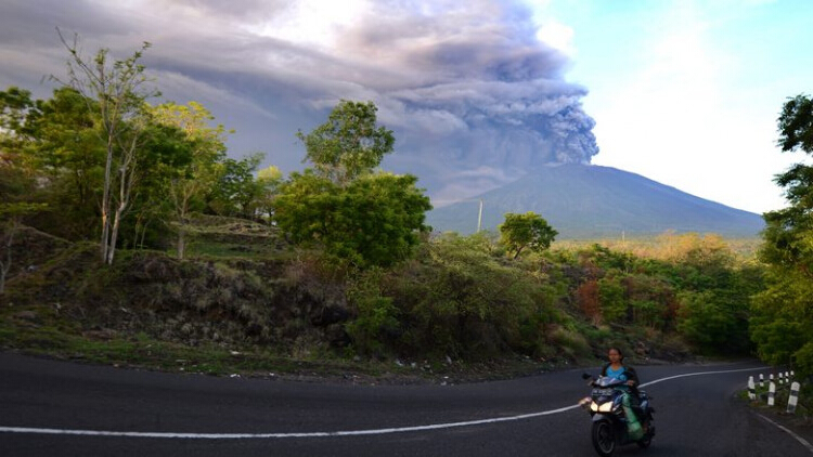 เกาะบาหลีสั่งปิดสนามบินเช้านี้
