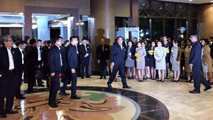 'บิ๊กตู่' ติดใจพบปชช. เปรยไม่อยากกลับกรุงเทพฯ