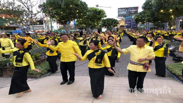 ผู้ว่าฯ ขอนแก่นนำปชช.กว่าหมื่น รำบวงสรวงศาลหลักเมือง