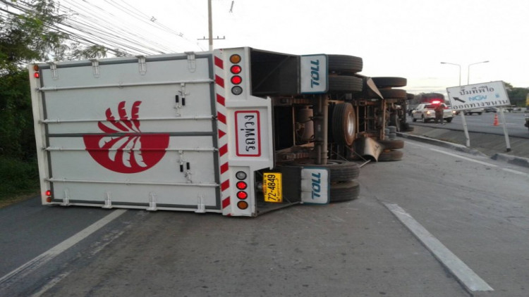 18ล้อเสียหลักพลิกคว่ำบนถนนพหลโยธิน ทำจราจรเคลื่อนตัวช้า