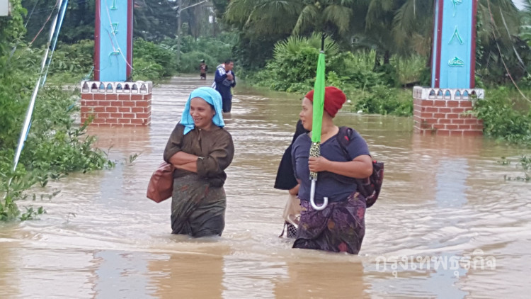 'แม่ทัพภาคที่4' ลงพื้นที่ ตรวจน้ำท่วมจ.ยะลา