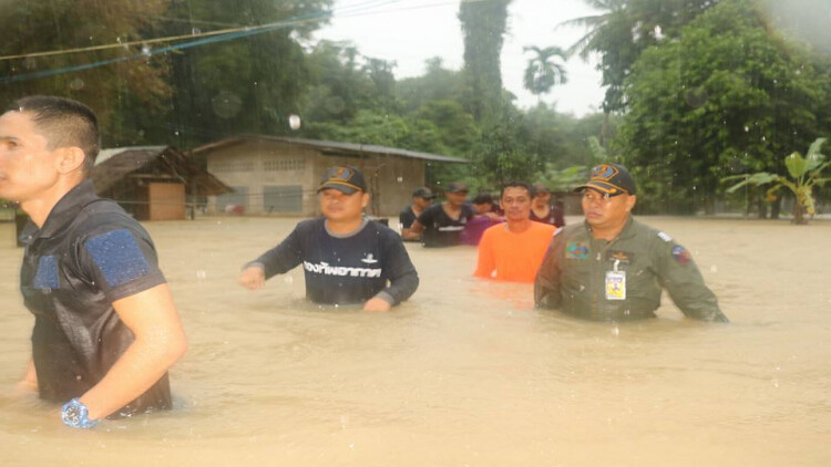 ทหารอากาศลุยน้ำท่วมสูง ช่วยชาวหนองจิกสู้น้ำป่า