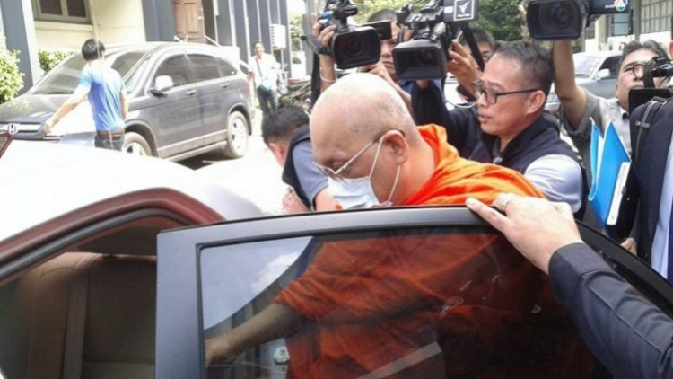 ฝากขัง 'เจ้าคณะอำเภอชนแดน' เจ้าตัวไม่ยอมสึกให้ศาลพิจารณา