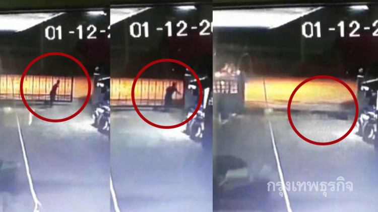 นาทีชีวิต! ประตูเหล็กหน้าอบต.ล้มทับลูกจ้างดับสยอง 