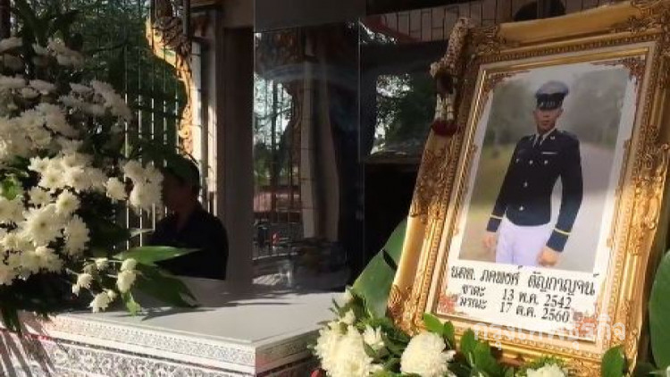 พ่อแม่ 'น้องเมย' ร่ำไห้เผาศพลูกชาย 