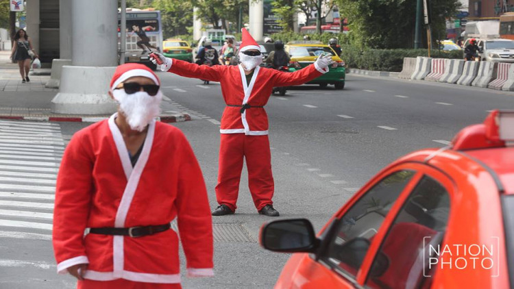 'ซานตาคลอส' มาช่วยโบกรถ ก่อนถึงวันคริสต์มาส