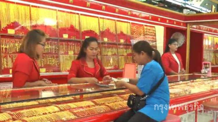 ชาวโคราช แห่ซื้อทอง หลังราคาร่วงเหลือบาทละ 2 หมื่น 