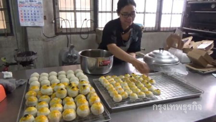 ผุดไอเดีย! ทำขนมต้าเปี๊ยะยักษ์ ขายผ่านออนไลน์