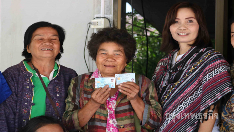 ฮือฮา! ป้ากาฬสินธุ์โชคดีรับ1ล้าน จากบัตรคนจน
