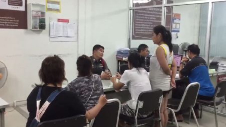 สาวโร่แจ้งตร. เพื่อนบ้านมายืมมีด ก่อนพบว่ากระเป๋าถือหาย