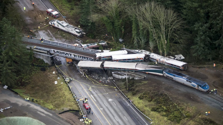 รถไฟสหรัฐตกรางทับรถยนต์-เสียชีวิต6ราย
