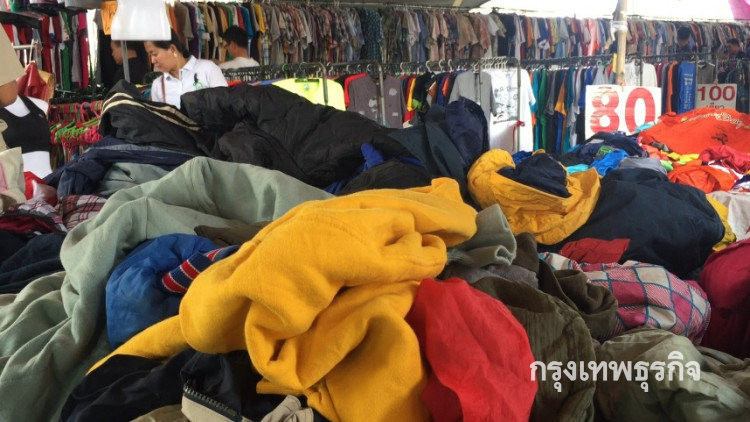 อุณหภูมิลดฮวบ! แห่ซื้อเสื้อหนาวมือสอง ตลาดโรงเกลือคึกคัก