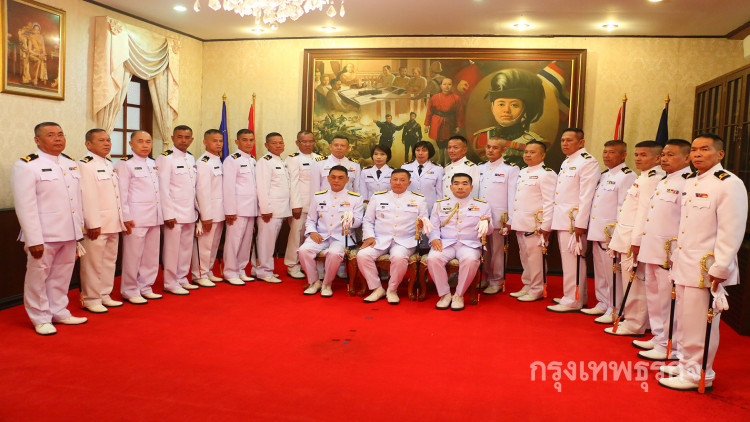 'ผบ.ทัพเรือสัตหีบ' ประดับชั้นยศนายทหารป้ายแดง 21 อัตรา