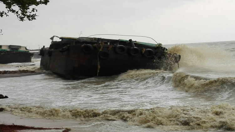 คลื่นยักษ์ซัดเรือขนแร่ขนาดใหญ่ เกยตื้น 4 ลำ  