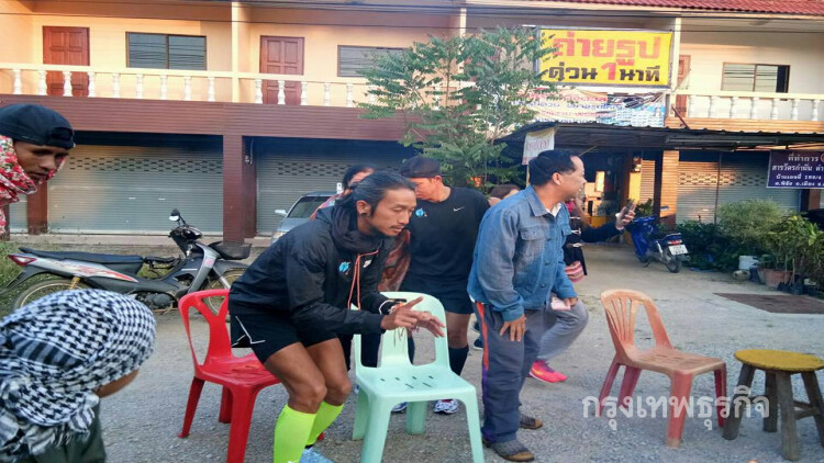 ชาวลำปางแห่แชร์ภาพ 'พี่ตูน' ผิงไฟคลายหนาว