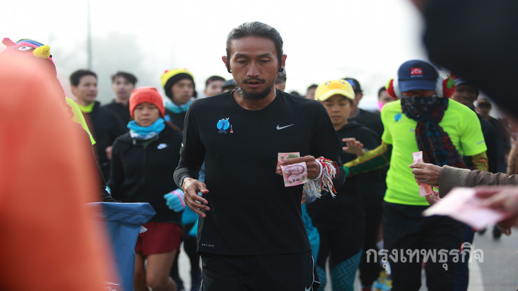 'พี่ตูน' เริ่มเจ็บ หลังถูกดึง ต้องปรับระยะทางวิ่ง