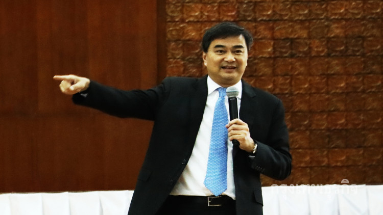 'อภิสิทธิ์' โวย! ใช้ม.44กลั่นแกล้งสมาชิกปชป.3ล้านคน