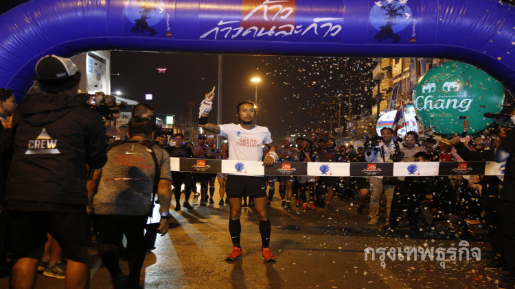 ประมวลภาพ เมื่อ 'ตูน' ก้าวถึงแม่สาย