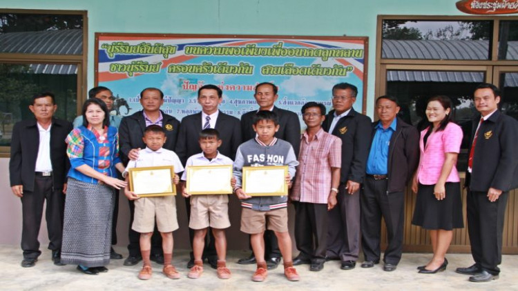 ชื่นชม! '3นักเรียน' เก็บมือถือได้คืนเจ้าของ