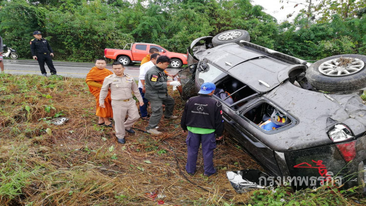 หนุ่มซิ่งฝ่าสายฝนพลิกคว่ำ พระ-ฆราวาส หวิดตายหมู่