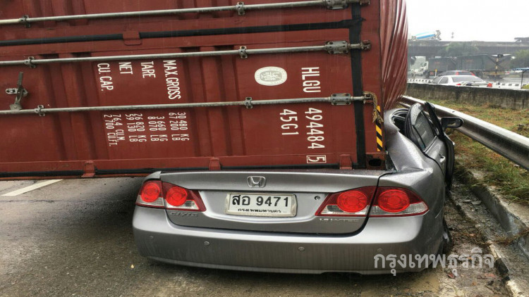 ระทึก! ตู้คอนเทนเนอร์หล่นทับรถเก๋งพังยับ คนขับรอดปาฏิหารย์